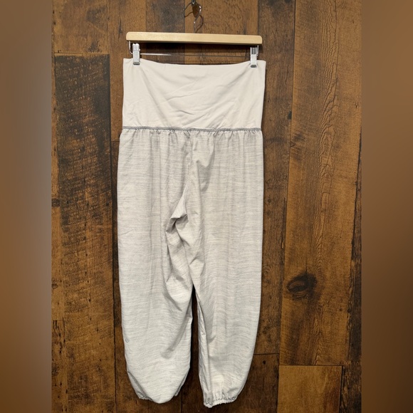 Lululemon Om Pant
Commuter Denim White / Fossil / White size 8 - Picture 3 of 7